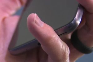 The Strange Phenomenon of "Smartphone Pinky" - And Why You Shouldn't Worry