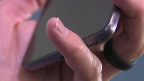 The Strange Phenomenon of "Smartphone Pinky" - And Why You Shouldn't Worry