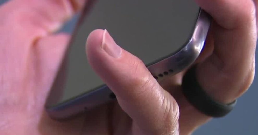 The Strange Phenomenon of "Smartphone Pinky" - And Why You Shouldn't Worry