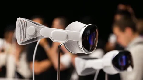 Apple's Strategic Shift: Affordable AR/VR Headset Takes Precedence