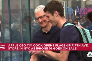 Tim Cook opens Fifth Avenue store with the new iPhone 16 sales