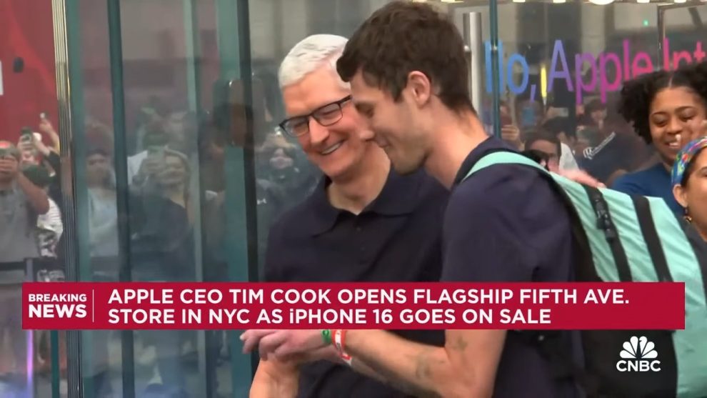 Tim Cook opens Fifth Avenue store with the new iPhone 16 sales