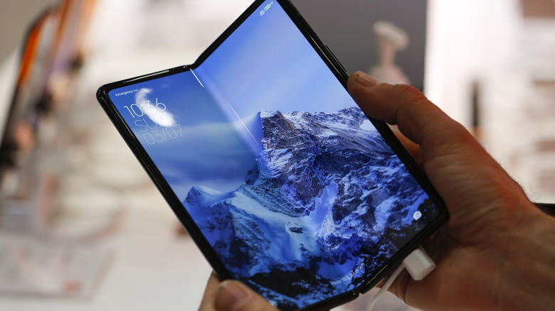 Foldable Phones vs. Tablets Battle Highlights Price-Performance Paradox