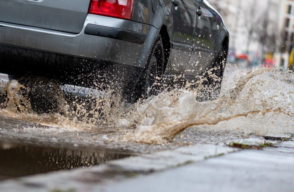 Life-Saving Seconds: Master Your Response to Hydroplaning Emergencies