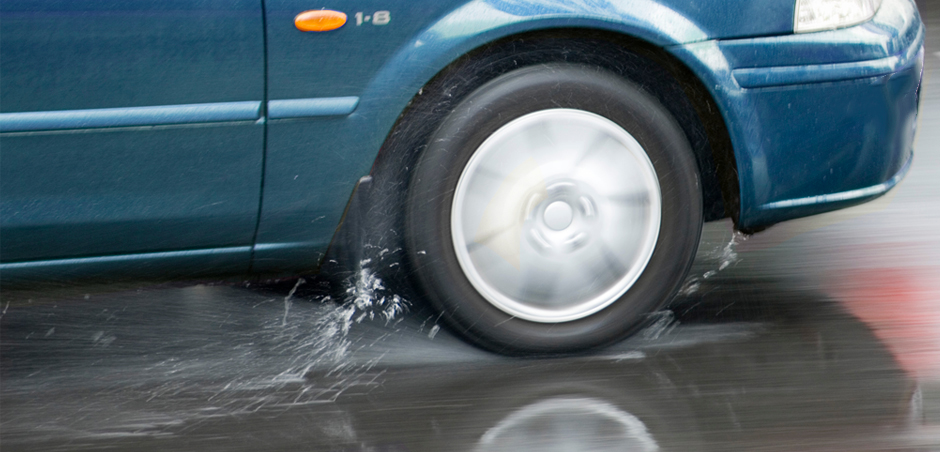 Life-Saving Seconds: Master Your Response to Hydroplaning Emergencies